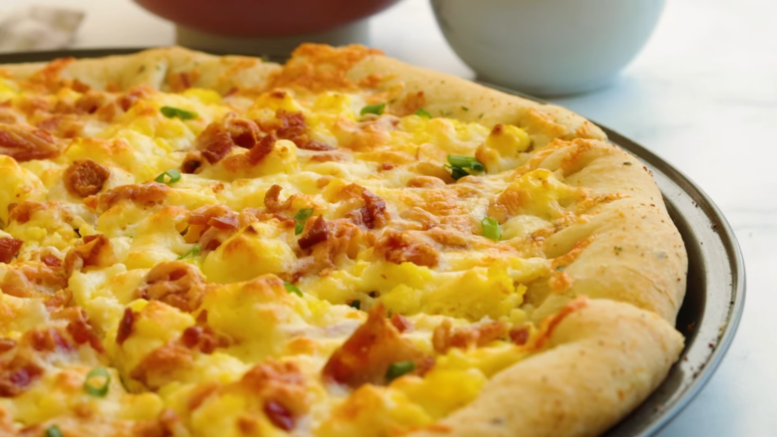 Baconos pizza recept