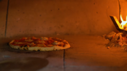 Pizza sütés kemencében