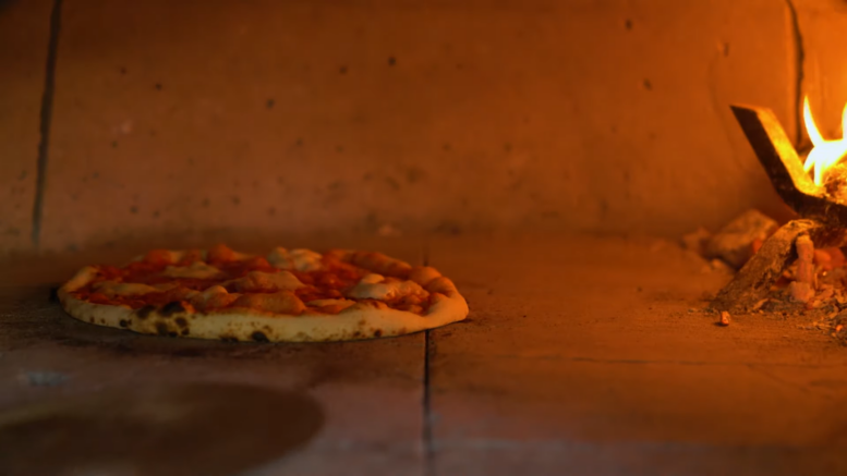 Pizza sütés kemencében