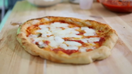 Gluténmentes pizza készítése