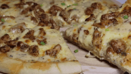 Fokhagymás tejfölös csirkés pizza recept