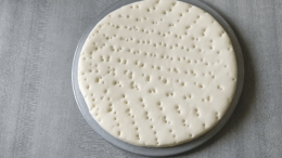 Kész pizzalap sütése