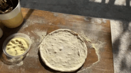 Pizza tészta nyújtása